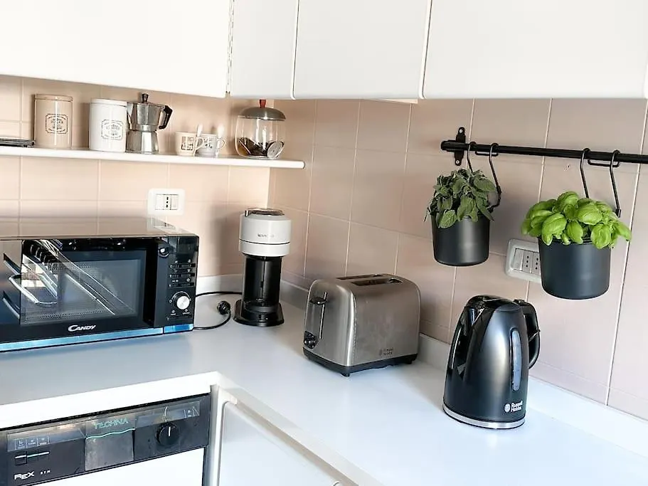 Bright Terrace-Garden Apartment ميلان