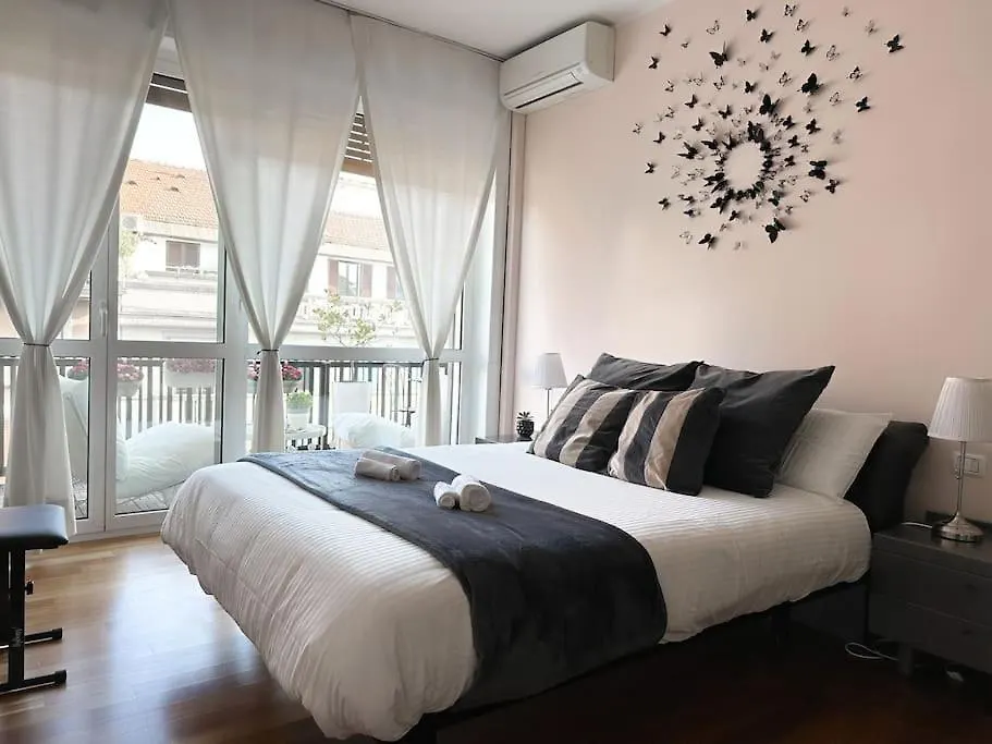 Bright Terrace-Garden Apartment ميلان 0*,  إيطاليا